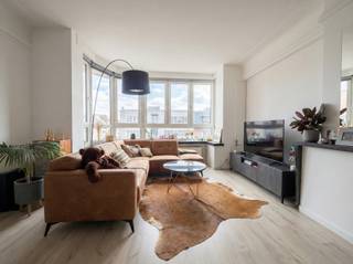 ENKEL BEZOEKEN MOGELIJK DOOR VOLGENDE LINK VOLLEDIG EN CORRECT IN TE VULLEN:<br />mijnhuurprofiel.be<br /><br />Op een uitstekende locatie aan de Camille Huysmanslaan in Antwerpen bevindt zich dit lichtrijke appartement op de derde verdieping van een charmant gebouw met lift.<br /><br />Bij het binnenkomen wordt u verwelkomd in een ruime leefruimte die dankzij de grote raampartijen geniet van een overvloed aan natuurlijk licht. Aansluitend vindt u de volledig geïnstalleerde keuken, praktisch ingericht en voorzien van alle nodige comfort.<br /><br />Aan de voorzijde bevindt zich een gezellig terras waar het aangenaam vertoeven is. Verder beschikt het appartement over een handige bergkast met aansluiting voor wasmachine en droogkast, evenals een apart gastentoilet met handenwasser.<br /><br />De nachthal geeft toegang tot twee volwaardige slaapkamers en een moderne badkamer uitgerust met een lavabomeubel en een inloopdouche.<br /><br />Extra troef is de privatieve kelderberging, ideaal voor extra opslagruimte alsook een gemeenschappelijke fietsenberging op het gelijkvloers.<br /><br />Maandelijkse kosten: Een provisie van € 170/maand voor de gemeenschappelijke kosten inclusief het individueel water-en verwarmingverbruik.<br /><br />Beschikbaar vanaf 1 april 2026.<br /><br />Bent u op zoek naar een comfortabel en lichtrijk appartement op een centrale ligging in Antwerpen? Contacteer ons vandaag nog voor meer informatie of een bezoek ter plaatse!