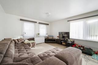 TE KOOP: ruim gelijkvloers appartement met 2 slaapkamers in Waregem!In een rustige, maar centrale buurt in Waregem (vlakbij invalswegen), bevindt...