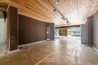 <p><span>Situation<br />Situé le long d'une artère centrale de Zelzate, un emplacement très fréquenté et bien visible.<br />Les commerces, la boulangerie, la pharmacie, les écoles et les transports en commun sont accessibles à pied. <br />En voiture, vous rejoignez immédiatement la R4.#</span><span>NewLine#<br />Ancien immeuble commercial de trois étages sur un terrain de</span><span>370 m²<br />Toute la largeur du bâtiment est occupée par un vaste espace commercial doté d’une grande porte sectionnelle et d’une vitrine donnant sur la rue. Un espace lumineux et haut de plafond, avec un plafond en bois, qui se prête parfaitement à une salle d'exposition, un atelier, un espace de stockage ou un parking intérieur. À l'arrière se trouve l'espace de vie : un salon avec cheminée et vue sur le jardin, ainsi qu'une cuisine séparée dotée d'une grande fenêtre et d'un accès à la terrasse extérieure.</span></p><p><span> </span></p><p><span>Premier et deuxième étages L'escalier d'origine, avec ses murs en marbre et sa rampe en bois, mène aux étages supérieurs. Ceux-ci comprennent au total quatre chambres, une salle de bains avec double vasque et baignoire, ainsi que deux toilettes. Des pièces spacieuses et bien proportionnées, dotées de grandes baies vitrées qui laissent entrer beaucoup de lumière.</span></p><p><span> </span></p><p><span>À noter également : une cave, un jardin à l’arrière avec une dépendance, ainsi qu’un chauffage central au gaz naturel avec des radiateurs en fonte.</span></p><p><span> </span></p><p><span>Soyons honnêtes : la propriété n’a pas été entretenue et nécessite une rénovation complète. Les fenêtres, la toiture, l’électricité, les installations techniques et les finitions doivent toutes être remplacées. C’est précisément pour cette raison que le prix a été fixé à un niveau très attractif : c’est à vous de décider ce que vous en ferez.</span></p><p><span> </span></p><p><span>Possibilités<br />C’est une opportunité pour ceux qui voient au-delà de l’état actuel. La structure, la largeur et le terrain de 370 m² vous offrent plusieurs pistes :</span></p><p><span> </span></p><p><span>Rénovation en rez-de-chaussée commercial + logement : la formule classique, et de loin la plus logique. Commerce ou cabinet au rez-de-chaussée, spacieuse maison familiale à l’étage, jardin à l’arrière. Tout sous un même toit, sans trajet domicile-travail.</span></p><p><span> </span></p><p><span>Diviser et louer : un espace commercial au rez-de-chaussée, un ou plusieurs logements à l'étage. Un rendement intéressant pour ceux qui recherchent un bien de rapport en centre-ville.</span></p><p><span> </span></p><p><span>Démolition et reconstruction. Avec ses 370 m² de terrain et sa large façade donnant sur une artère principale, la parcelle se prête parfaitement à un projet de construction neuve comprenant des locaux commerciaux et des appartements. Une belle opportunité pour les maîtres d’ouvrage, les investisseurs et les promoteurs.</span></p>