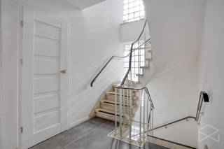 <strong>Appartement met 3 slaapkamers te koop in Ham</strong><br /><br />In de Zandstraat, in het centrum van Kwaadmechelen (Ham), vinden we dit leuke appartement. Winkels, scholen, horeca én openbaar vervoer zijn vlot bereikbaar. De oprit van de E313 bevindt zich op slechts enkele minuutjes rijden.<br /><br />Het appartement werd volledig gerenoveerd in 2019-2020. We betreden het appartement via de inkomhal met apart gastentoilet. Vanuit de inkomhal komen we binnen in de ruime leefruimte met open keuken. De grote ramen vallen hier meteen op, deze zorgen voor veel natuurlijke lichtinval in deze ruimte. De keuken is voorzien van een spoelbak, elektrisch vuur, een oven en frigo.<br /><br />Verder bevinden zich aan de achterzijde van het appartement drie ruime slaapkamers en de badkamer. De badkamer is voorzien van een lavabo en een nieuwe douche (2026).<br /><br />De centrale verwarming gebeurt via radiatoren op aardgas (condenserende ketel) en de ramen zijn voorzien van HR-beglazing (PVC). De berekende energiescore bedraagt 148 kWh/m²jaar wat resulteert in een energielabel B.<br /><br />Verder is er nog een mogelijkheid tot het bij aankopen van een garagebox voor een bedrag van 15.000,00 euro.<br /><br />Dit appartement wordt momenteel verhuurd dus kan ideaal dienen als investering.<br /><br />Spreekt dit leuke appartement jou aan? Contacteer ons via info@bosmanvastgoed.be voor meer info of een bezoek ter plaatse. Wij helpen je graag verder!