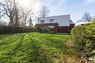 Jonge moderne villa op 1.217m² in landelijke omgeving. Deze energiezuinige woning (15kWh/m² jaar = A-label) met bouwjaar 2019 is gelegen in...