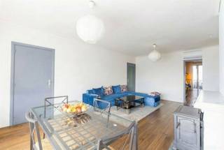 <p>🌿🌿 <strong>Lichtrijk appartement in een aangename buurt</strong><br />Dit appartement op de tweede verdieping van een kleinschalig gebouw combineert licht, comfort en een praktische indeling. Dankzij de kleine mede-eigendom zijn er <strong>geen syndicuskosten</strong> en <strong>zeer lage maandelijkse lasten</strong>.</p><p>🏡 <strong>Indeling &amp; wooncomfort</strong><br />Via de inkomhal komt u in de ruime leefruimte met grote raampartijen en zicht op groen en parking. Aansluitend is de keuken met toegang tot het terras. Aan de andere kant is een extra ruimte, ideaal als bureau of hobbykamer. Het appartement beschikt over een grote slaapkamer met daarachter een kinderkamer, een badkamer en een apart toilet. Overal ligt een prachtige donkere parketvloer. Keuken en badkamer hebben onderhoudsvriendelijke donkere tegels.</p><p>🌳 <strong>Omgeving</strong><br />Rustige Meetjeslandwijk, op wandelafstand van verschillende supermarkten (Lidl, Aldi, Albert Heijn &amp; Carrefour),  scholen en openbaar vervoer. Genoeg parkeerplaatsen voor de deur, parking gegarandeerd!</p><p>🚗 <strong>Bereikbaarheid</strong><br />Op minder dan 10 min van  de Antwerpse Ring en Antwerpen Zuid. </p><p>📩 <strong>Interesse?</strong><br />Wenst u meer informatie of had u graag een bezichtiging gewenst? Info@markasa.be<span></span> of 03/827.72.92</p>