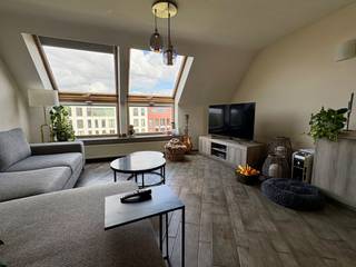 Appartement te koop op de 3de verdieping in Harelbeke met 2 slaapkamers <br />Ontdek dit lichtrijke appartement, gelegen op de derde verdieping in Harelbeke.<br />Bij het betreden van het appartement komt u terecht in de ruime en aangename leefruimte, waar de grote raampartijen zorgen voor veel lichtinval. Aansluitend bevindt zich de volledig uitgeruste keuken met de nodige toestellen. Naast de keuken is er een handige berging, waar ook de verwarmingsketel hangt.<br />Vanuit de leefruimte heeft u toegang tot het zonnige terras, waar u kunt genieten van een prachtig uitzicht.<br />Verder beschikt het appartement over een apart gastentoilet, twee slaapkamers en een badkamer met een douche, lavabo en de aansluiting om een bad te plaatsen. Er is nog een aparte berging voor wasmachine te plaatsen .<br />Als extra troef is er de mogelijkheid om een garage bij te kopen voor € 22.500<br />Bent u op zoek naar een instapklaar appartement met een ruim terras en een mooie ligging in Harelbeke? Neem dan gerust contact op voor een bezoek 0470 11 17 12