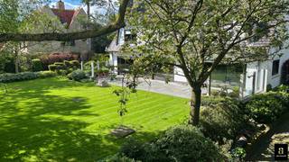 <div>
<div>
<div>
<p>In een uiterst gegeerde en residentiële omgeving, op wandelafstand van de Boslaan, bevindt zich deze alleenstaande villa op een prachtig perceel van ca. 1.700 m², perfect georiënteerd en gelegen in een doodlopende straat die absolute rust en privacy garandeert. De eigendom biedt meerdere mogelijkheden naar renovatieproject of nieuwbouw. Indeling: Bij het binnenkomen wordt u verwelkomd in een ruime inkomhal met vestiaire en gastentoilet. De lichtrijke leefruimte met gezellige zithoek en eetplaats geeft uit op de zonnige, zuidgerichte terrassen en de schitterende tuin. Aansluitend bevindt zich een volledig uitgeruste keuken. Verder beschikt het gelijkvloers over een royale bureau- of tv-ruimte met een mooi zicht op de tuin langs beide zijden, evenals een extra afzonderlijk bureel. Op de eerste verdieping bevinden zich vier volwaardige slaapkamers en drie badkamers, een apart toilet en een praktische berging. De tweede verdieping : ruime zolderkamer die zich perfect leent als polyvalente ruimte, hobbykamer of kan worden ingericht als twee extra slaapkamers. De woning is volledig onderkelderd en beschikt over een ruime inpandige garage met plaats voor maar liefst vier wagens. Meerdere wagens op de oprit. De magnifieke tuin met ideale oriëntatie vormt een oase van rust waar u in alle privacy kunt genieten van zon en natuur.</p>
</div>
</div>
</div>
<span></span>
<div>
<div></div>
</div>