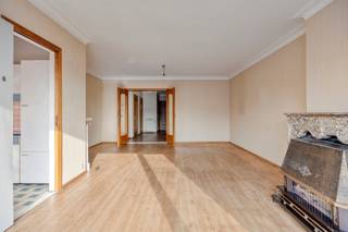 <p><span>Te renoveren 2 à 3 slaapkamer appartement met leuk terras op toplocatie!</span></p><p><span>Dit omvangrijk appartement van ca. 114m² cfr. EPC, boordevol karakter en potentieel, bevindt zich op de 3</span><span><sup>e</sup></span><span> verdieping van een goed onderhouden en kleinschalig gebouw met centrale ligging. Diverse winkels, scholen, parken, sportfaciliteiten, openbaar vervoer en invalswegen vindt u op een boogscheut. De ramen aan de voorzijde werden in 2024 vernieuwd, het dak en de zij- en achtergevel zijn goed geïsoleerd, u geniet een gunstig EPC en het appartement is asbestveilig en beschikbaar bij akte. Bent u op zoek naar een leuk en haalbaar renovatieproject waarbij een mooie meerwaarde gerealiseerd kan worden? Mis deze kans dan zeker niet!</span></p><p><span> </span></p><p><span>Inkomhal, berging, leefruimte & keuken:</span></p><p><span>De inkomhal met veiligheidsdeur en parlofoon herbergt een aparte vestiaire die naar renovatie toe kan worden omgevormd tot was- en technische ruimte. De grote HR ramen (2024) in de leefruimte van ca. 30m² zorgen voor een prachtige natuurlijke lichtinval en een groen uitzicht over de boomtoppen van de Ringlaan. De moluren en de sierhaard dragen dan weer bij aan de eigenheid. De keuken ligt aanpalend de leefruimte en kan eenvoudig worden opengetrokken i.f.v. een modern kookeiland. </span></p><p><span> </span></p><p><span>Slaapkamers, polyvalente ruimte, badkamer & toilet:</span></p><p><span>De 2 ruime slaapkamer liggen aan de nog rustigere achterzijde van het gebouwen en hebben toegang tot het charmante terras. Het terras omvat een elektrische rolluik waardoor beide kamers volledig verduisterd kunnen worden. Centraal in het appartement vindt u nog een polyvalente ruimte met 2 ingemaakte kastenwanden. Deze kamer kan dienst doen als 3e slaapkamer of ingericht worden als dressing, bureau, speelkamer,... De badkamer leent zich perfect tot een grote inloop-/regendouche in combinatie met een dubbel wasmeubel. </span></p><p><span> </span></p><p><span>Terras, kelder & autostaanplaats:</span></p><p><span>Op het extra brede terras kan u in alle rust en privacy genieten van een sprankelend aperitief na een drukke dag of van een heerlijke maaltijd met een streepje groen, het ondergaande zonnetje op de achtergrond met open zicht op de tennisvelden van "Herakles". Een grote privatieve kelder van ca. 4 m² is inbegrepen. De ondergrondse autostaanplaats vormt een ware luxe die bij aangekocht dient te worden (€ 20.000) en die ook ideaal is om fietsen te kunnen stallen.</span></p><p><span> </span></p><p><span>Extra troeven:</span></p><p><span>- Mobiscore 9,4/10</span></p><p><span>- 114m² cfr. EPC</span></p><p><span>- EPC B</span></p><p><span>- HR ramen 2024 (voorzijde)</span></p><p><span>- Dak- en gevelisolatie</span></p><p><span>- Asbestveilig</span></p><p><span>- Terras</span></p><p><span>- Autostaanplaats</span></p><p><span>- Kelder</span></p><p><span> </span></p>