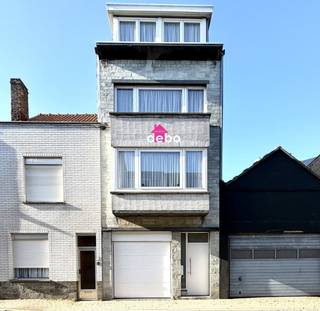 Gelegen op een goede en vlotte locatie in Oostende, bevindt zich deze charmante woning met ruime garage en veel mogelijkheden. <br /><br />Indeling:<br />Gelijkvloers: Een grote garage van 60 m² met sectionale poort – ideaal voor wagens, fietsen, hobby’s of extra opslag.<br />Eerste verdieping: Een lichtrijke leefruimte met aansluitend een recente, volledig uitgeruste keuken.<br />Tweede verdieping: Een zeer ruime badkamer met bad, douche en toilet, een grote slaapkamer en een extra kamer die perfect dienst kan doen als kinderkamer of berging.<br />Zolder: Bereikbaar via een vaste trap, met mogelijkheid om twee extra slaapkamers te creëren.<br /><br />Troeven:<br />EPC-label D<br />Zeer recente verwarmingsketel<br />Goede ligging nabij winkels, openbaar vervoer en invalswegen<br />Ruime garage van 60 m²<br />Veel uitbreidingsmogelijkheden op de zolderverdieping<br /><br />De woning is structureel in goede staat en vraagt enkel een lichte opfrissing om ze helemaal naar eigen smaak af te werken. Een mooie kans voor wie op zoek is naar een betaalbare woning met potentieel in een aantrekkelijke buurt van Oostende.
