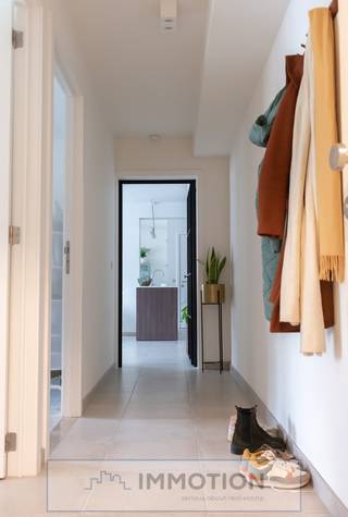 Residentie "Castel"<br /><br />In het hart van Kortrijk, bevindt zich Residentie "Castel" : een zorgvuldig gerenoveerd project met 7 vernieuwde en instapklare appartementen.<br /><br />Deze residentie is uitstekend gelegen nabij het rustige en groene President Rooseveltplein en op slechts enkele minuten wandelafstand bevinden zich de verlaagde Leieboorden, het station van Kortrijk en de Grote Markt.<br /><br />De afwerking is eigentijds en duurzaam, met kwalitatieve materialen die zorgen voor een warme, moderne uitstraling.<br /><br />Op de eerste verdieping bevindt zicht het gerenoveerde appartement met terras : inkom met toilet, living met open keuken en terras, berging, 1 slaapkamer, badkamer.<br /><br />De gemeenschappelijk fietsstalling is inbegrepen.<br />Mogelijkheid van het huren van een parkeerplaats in de parkeergarage -1 voor 60 euro/m.<br />Mogelijkheid om het appartement gemeubeld te huren.<br /><br />Voor een bezoek stuur een mail naar christophe@immotion.be.