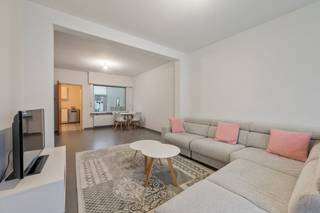 Te koop: gesloten woning in Sint-Niklaas, gelegen aan de Klapperbeekstraat op de stadsrand, dichtbij invalswegen.Deze woning uit 1957 biedt een...