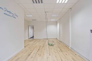 Veelzijdig handelspand op toplocatie in Waregem.Dit commercieel gelegen handelspand bevindt zich in de bruisende Stationsstraat, dé drukke...