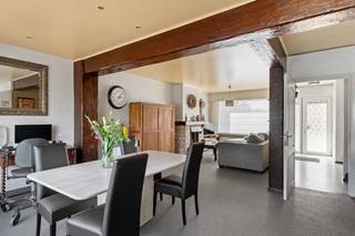 Deze instapklare woning is rustig gelegen aan de rand van het polderdorpje Berendrecht. Toch bereikt u vlot het dorpscentrum en bevindt de op- en afrit van de snelweg zich in de onmiddellijke omgeving. Dankzij verschillende energetische investeringen van de voorbije jaren beschikt de woning over een gunstig EPC-label B. Zo werd het dak in 2019 geïsoleerd en werden ook de spouwmuren in 2016 geïsoleerd. Daarnaast zijn er 10 zonnepanelen, een thuisbatterij en een laadpaal aanwezig, wat het energieverbruik verder helpt optimaliseren. U betreedt de woning binnen via een aparte inkomhal, vanwaar u meteen toegang heeft tot de gezellige woonkamer op mooie epoxyvloer. Een open haard geeft deze leefruimte een extra knusse uitstraling. Verder bestaat het gelijkvloers uit een recent vernieuwde, open keuken, een apart toilet, een bergruimte en een inpandige garage. Op de bovenverdieping bevinden zich 3 volwaardige slaapkamers, de badkamer met douche, wastafel en meubel en een apart toilet. Op de 2e verdieping is verder nog een geïsoleerde zolderruimte aanwezig. Uw wagen kan u parkeren in de inpandige garage met automatische poort. Ook op de oprit is er verder nog plek voor een extra wagen. Het perceel heeft een totale oppervlakte van 234m². De toffe tuin is oostgericht en beschikt over een verhard terras en een praktische tuinberging. Achteraan geeft een poortje toegang tot de achterliggende speelweide. 