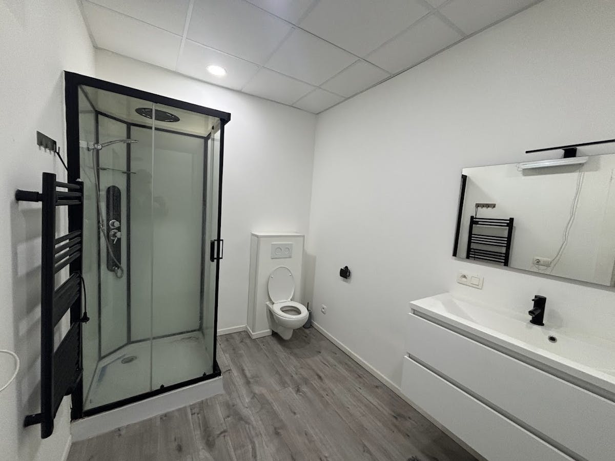 SME unit with office space for rent in Sint-Eloois-Vijve - photo 4