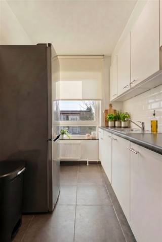 <p><span>Instapklaar hoekappartement met zuid terras en garagebox op gunstige locatie</span></p><p><span> </span></p><p><span>Dit instapklare appartement is gunstig gelegen op aan de Acht Eeuwenlaan in Edegem, een gegeerde en residentiële buurt met een vlotte bereikbaarheid. Winkels, scholen, openbaar vervoer, Domein Hof ter Linden en belangrijke invalswegen bevinden zich in de nabije omgeving. De combinatie van rust en bereikbaarheid maakt deze locatie ideaal voor zowel eigen bewoning als investering.</span></p><p><span> </span></p><p><span>INDELING</span></p><p><span>Het appartement heeft een bewoonbare oppervlakte van 87 m², is gelegen op de bovenste verdieping en werd in 2012 gerenoveerd. </span></p><p><span>Je komt binnen in een ruime inkomhal voorzien van een gastentoilet. De ruime leefruimte is licht en stil dankzij de hoeklocatie. Aansluitend ligt de goed uitgeruste keuken die desgewenst kan opengemaakt worden. Verder beschikt het appartement over twee volwaardige slaapkamers en een badkamer met bad/douchecombinatie. Via beide kamers is er toegang tot het zuid gericht terras aan de achterzijde.</span></p><p><span> </span></p><p><span>Momenteel is het appartement verhuurd aan 850€ per maand + 50€ kosten. De extra ruime en hoge garagebox is groot genoeg voor het plaatsen van een camionette en kan aangekocht worden voor 30.000€.</span></p><p><span>De gemeenschappelijke kosten bedragen €110.</span></p><p><span> </span></p><p><span>BIJZONDERHEDEN</span></p><p><span>- verzorgd en instapklaar appartement</span></p><p><span>- eigen nutsvoorzieningen (water en gas)</span></p><p><span>- lage maandelijkse lasten</span></p><p><span>- dak conform geïsoleerd</span></p><p><span>- geschikt als investering of eigen bewoning</span></p><p><span> </span></p><p><span> </span></p><p><span> </span></p><p><span> </span></p>