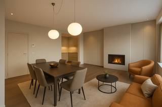 Pal in het centrum van Deinze vindt u dit, licht op te frissen, gelijkvloerse appartement. Winkels, openbaar vervoer, ... in de onmiddellijke omgeving. Ook al is het appartement gelegen in het centrum, heeft men toch een vlotte verbinding naar E17 en de belangrijke invalswegen.<br /><br />Het appartement omvat een ruime hal die toegang biedt tot de lichtrijke leefruimte met zijn vele ingemaakte kasten en gashaard. De open keuken is voorzien met toestellen (frigo, combi-oven, hete luchtoven, inductiekookplaat) van AEG en voldoende kasten en lades. De hal geeft tevens toegang tot de grote slaapkamer, voorzien van ingemaakte kasten, en met ensuite badkamer (ruime inloopdouche, dubbel lavabomeubel) en toilet. Daarnaast er is nog een 2 ruimte die kan gebruikt worden als bureel of extra bergruimte en die toegang biedt tot de koer.<br /><br />Troeven:
<ul>
	<li>Centrale ligging</li>
	<li>Elektrische rolluiken</li>
	<li>Privatieve kelder</li>
</ul>
Bent u een starter en op zoek naar een eerste woonst of bent u op zoek naar een investering? Kom dan zeker dit appartement bezoeken! Maak uw afspraak met Barbara op het nummer 0492 16 61 07 of via barbara@demeester.be .