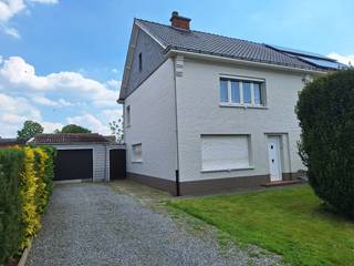 Woning met karakter en uitzonderlijk potentieel op toplocatie in Haacht.<br /><br />Ben je op zoek naar een karaktervolle gezinswoning die je volledig naar eigen smaak en wensen kunt renoveren? Dan is deze halfopen bebouwing, gelegen in een rustige en aangename woonwijk nabij het centrum van Haacht, absoluut een bezoek waard.<br />Dit renovatieproject is gelegen op een mooi, ruim perceel van 6a 67ca. Met een bewoonbare oppervlakte van maar liefst ca.180 m² biedt dit pand uitzonderlijk veel potentieel . Hoewel een grondige renovatie zich opdringt, vormt dit juist de ideale kans om hier jouw ultieme droomthuis te realiseren. Daarnaast beschikt de woning over een ruime, praktische garage en een aangename tuin waar je in alle rust van het buitenleven kunt genieten.<br />Een van de allergrootste troeven is zonder twijfel de uitstekende ligging. Je woont hier heerlijk rustig maar bevindt je tegelijkertijd op een boogscheut van het levendige centrum van Haacht en Leuvensesteenweg. Alle dagelijkse voorzieningen zoals winkels, scholen, crèches etc…liggen dan ook binnen handbereik.<br />Ook op het vlak van bereikbaarheid en mobiliteit scoort deze eigendom bijzonder goed. Dankzij de strategische ligging nabij het knooppunt Kampenhout-Sas geniet je van een vlotte, snelle verbinding richting Leuven, Mechelen en Brussel, wat de woning de ideale uitvalsbasis maakt voor pendelaars. Wie liever reist met het openbaar vervoer kan rekenen op de nabijgelegen bushaltes langs de N21 en de vlotte toegang tot de treinstations van zowel Haacht als Wespelaar.<br />Kortom: Een karaktervolle woning klaar om door jou opnieuw tot leven te worden gebracht.<br /><br />