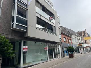Op een topligging, vlakbij de Markt van Waregem en gelegen in de winkelstraat, bevindt zich dit recente en instapklare appartement met...
