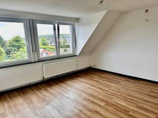 Deze statige woning is rustig gelegen en omringd door ontelbare troeven.INDELINGBij het binnenkomen in de inkomhal kan men doorlopen naar de garage,...