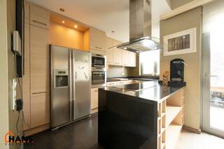 Instelprijs vanaf 395.000 Euro, elk bod wordt ernstig overwogen van dit instelprijs.<br />Deze ruime bel-etagewoning biedt een bijzonder complete indeling met 3 slaapkamers, inpandige garage, polyvalente ruimte, terras én tuin.<br />Op het gelijkvloers betreedt u de woning via de inkomhal. Hier bevinden zich de inpandige garage, een praktische berging, een apart toilet en een polyvalente ruimte met verschillende gebruiksmogelijkheden. Aansluitend bereikt u de tuin, met achteraan een ruime overkapping en bijkomende bergplaats.<br />De eerste verdieping vormt het leefgedeelte van de woning en omvat een nachthal, apart toilet en een ruime leefruimte met aansluitend een open en geïnstalleerde keuken. Vanuit deze verdieping heeft u eveneens toegang tot het terras.<br />Op de tweede verdieping bevinden zich drie slaapkamers en de badkamer. De badkamer beschikt over een dubbel lavabomeubel en een uitgebreide douche-/badcombinatie. De slaapkamers genieten van een aangename lichtinval en bieden voldoende ruimte voor een gezin, bureau of hobbykamer.<br />Een interessante gezinswoning voor wie op zoek is naar ruimte, een praktische indeling, garage en buitenruimte en deze is momenteel verhuurd aan 1.500 Euro.<br /><br />Troeven:<br />• 3 slaapkamers<br />• Inpandige garage<br />• Polyvalente ruimte<br />• Open geïnstalleerde keuken<br />• Terras én tuin<br />• Overkapping met bergplaats<br />• 2 aparte toiletten<br />• Veel bergruimte<br /><br />De beschikbare documenten kan u terugvinden via de downloads op onze website.<br />Voor meer informatie kan u terecht op www.hansvastgoed.com of contact opnemen via info@hansvastgoed.com of +32 3 366 05 30.