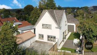 Asse (Asse-Ter-Heide) : IMMO STORE stelt u deze woning voor die dateert uit de SIXTIES maar werd GERENOVEERD vanaf 2019. Dit pand staat op een ZUIDGERICHT perceel van +/- 3a50ca en ademt WARMTE en GEZELLIGHEID uit dankzij de zorgvuldig gekozen materiaalkeuze. Op het gelijkvloers bevinden zicht inkomhal, een RUIME zithoek voorzien van een PELLETKACHEL en de PRAKTISCH VOLLEDIG INGERICHTE keuken met ONTBIJTHOEK. De GROTE badkamer bevindt zich eveneens op het gelijkvloers. De verdieping telt 2 SLAAPKAMERS. Mits het creëren van een gang kan er een DERDE SLAAPKAMER toegevoegd worden. De 215 m² GROTE WERKPLAATS maakt dit pand UNIEK in zijn soort en biedt heel wat POTENTIEEL. Garage. Deze woning is - IN HUIDIGE TOESTAND - uiterst geschikt, voor KEINERE GEZINNEN - COTTAGE LIEFHEBBERS - die voordeel halen bij de ATELIER. +++ GOEDGEKEURDE ELEKTRISCHE INSTALLATIE +++ EPC 'D' +++ Nabij CENTRUM Asse met al zijn FACILITEITEN ! Meer info of een pandbezoek? Bel IMMO STORE op 02 203 03 03.