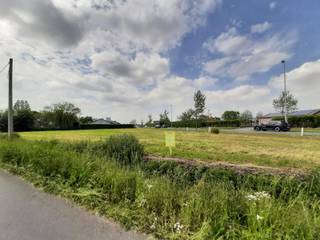 Ontdek dit villaperceel te koop in Staden, op 2 km van de markt. In de buurt vind je winkels, scholen, sportfaciliteiten en horecazaken. Je woont er op amper 5 km van Roeselare. De bouwgrond biedt achteraan een open uitzicht. De grootte van het perceel en de ruime stedenbouwkundige voorschriften (1 of 2 bouwlagen, vlak of hellend dak) bieden je tal van mogelijkheden om hier jouw woning op maat te realiseren. Contacteer ons en ontdek alle mogelijkheden.