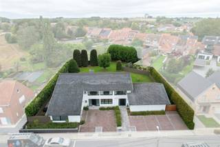 Exclusieve ruime villa op 1.965 m² - ook geschikt voor kangoeroe wonen In een rustige en aangename straat in Staden bevindt zich deze uitzonderlijke...
