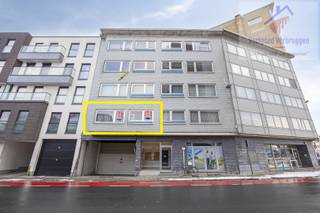 Dit appartement is goed gelegen nabij centrum, stadspark, supermarkt en autosnelweg.<br /><br />Het appartement is momenteel verhuurd en is bijgevolg interessant voor zowel mensen die er zelf willen wonen als voor investeerders. Het is gelegen op de eerste verdieping en bestaat uit een inkomhal, te moderniseren keuken, ruime woonkamer, afzonderlijk toilet, badkamer met wastafel en ligbad en twee slaapkamers, met toegang tot terras achteraan. Het gebouw beschikt over een ruime overdekte fietsenstalling. De mogelijkheid tot aankopen van een autostaanplaats in het gebouw aan een zeer aantrekkelijke prijs (16.000 Euro) is een absolute opportuniteit.<br /><br />Het appartement dient opgefrist te worden, maar is <strong>asbestveilig</strong>, <strong>energiezuinig</strong> en de <strong>elektriciteitsinstallatie </strong>wordt <strong>conform</strong> aan het AREI afgeleverd.<br /><br />Voor meer info of een bezoek: bel <strong>053/666.446 </strong>of mail naar <strong>info@vastgoedverbruggen.be</strong>