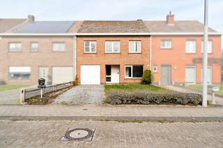 <p><strong>Ruime gezinswoning op perceel van 387 m² te Gent</strong></p>

<p>Op zoek naar een ruime woning met tal van mogelijkheden? Deze eigendom, gelegen aan de Sint-Laurentiuslaan 35 in Gent, biedt u een mooie combinatie van ruimte, comfort en een aangename ligging.</p>

<p>De woning beschikt over een bewoonbare oppervlakte van 185 m² en omvat vier volwaardige slaapkamers, ideaal voor gezinnen of wie extra ruimte wenst voor een bureau of hobbykamer. Verder is er een badkamer en een apart gastentoilet voor extra comfort.</p>

<p>De lichtrijke leefruimtes zorgen voor een aangename woonbeleving, terwijl de inpandige garage perfect dienstdoet als bergruimte of parkeerplaats. Daarnaast beschikt de woning over een oprit en een voortuin, wat bijdraagt aan de praktische toegankelijkheid en uitstraling van het geheel.</p>

<p>Het perceel van 387 m² biedt voldoende buitenruimte om te genieten van het buitenleven, zonder het onderhoud van een al te grote tuin.</p>

<p>Met een EPC-label C (227 kWh/m² jaar) is deze woning bovendien energiezuinig volgens de huidige normen.</p>

<p>Kortom, een ideale woning voor wie op zoek is naar ruimte en comfort in Gent.</p>

<p>Interesse? Contacteer ons vandaag nog voor een bezoek!</p>