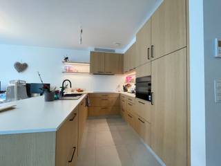 <strong>EERSTE VERDIEPING<br /><br /></strong>Luxueus appartement op de 1ste verdieping in project 'Den Bonten Os'. Centraal wonen, comfort en luxe!<br />Beschr: inkom, woonkamer met open volledig ingerichte keuken gescheiden door een stalen deur van de slaapvertrekken. Apart toilet, zeer ruime berging, badkamer met extra toilet en inloopdouche, 2 grote slaapkamer en 1 kleindere kamer die allemaal toegang bieden tot het terras. <br />Vooraan bevindt zich een gezellige logia (inpandig terras) met zicht op het bruisende dorp, achteraan een rustig gelegen open terras.<br />Ondergronds is een garagebox inbegrepen.<br /><br /><strong>BIJZONDERHEDEN<br /><br /></strong>EPC: 28kwh/m2/jaar, Gemeenschappelijke kosten: €100, voorschot verwarming en warm water: €65<br /><br /><strong>POSITIEVE ASPECTEN<br /><br /></strong>centraal wonen<br />vlakbij winkels en openbaar vervoer<br />energiezuinig<br />nieuwstaat<br />hoogwaardige afwerking