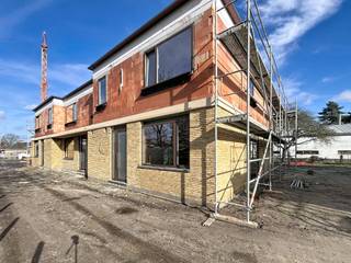 SITUATION

Dans une rue calme sans issue, à proximité du marché et du centre animé de Wetteren, un nouveau projet immobilier exclusif comprenant seulement 6 logements à l'architecture contemporaine moderne voit le jour.
Les bonnes connexions avec l'E40 et la Brusselsesteenweg vous permettent de rejoindre rapidement Gand ou Bruxelles. De plus, les commerces, les écoles, les transports en commun, les sentiers de randonnée et les pistes cyclables se trouvent tous à deux pas.

PROJET ET FINITIONS

Chaque habitation offre d'excellentes performances énergétiques grâce au chauffage par le sol via une pompe à chaleur, des panneaux solaires et un système de ventilation D.
Choisissez entre des constructions ouvertes, fermées ou semi-ouvertes, chacune avec 3 chambres, au moins 1 ou 2 places de parking incluses dans le prix, une terrasse privée et un jardin. 
Un local à vélos commun et un local à déchets pour plus de commodité constituent des atouts supplémentaires. 

AVANTAGE DE LA TVA À 6 % 

Bénéficiez du taux de TVA réduit de 6 % si vous remplissez les conditions requises. Nouveauté pour les investisseurs : le taux de TVA de 6 % s'applique désormais également aux achats loués pendant 15 ans (sous réserve des conditions légales applicables). 
Cela réduit le coût d'achat et peut améliorer considérablement votre rendement net.

Contactez Kevin pour plus d'informations : 0476 66 55 50.

(Surfaces estimées, certaines photos proviennent d'un projet de référence ou sont des rendus)