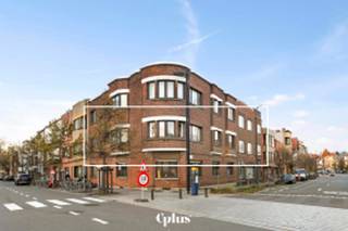 Dit kleinschalig complex met 3 wooneenheden situeert zich in een residentiële stationsbuurt met in de nabijheid scholen, winkels voor levensmiddelen en geniet een prima bereikbaarheid. Het appartement is gelegen op de 1ste verdieping (geen lift aanwezig) en deelt een gemeenschappelijke fietsenstalling. <br /><br />De indeling van het appartement: inkomhal, kleine slaapkamer, badkamer met douche en wastafel, keuken, eetplaats, woonplaats, technische berging met aansluiting wasmachine, 2 slaapkamers, badkamer met ligbad en lavabo en een terras aan de achterzijde van het gebouw. De keuken is uitgerust met een vierpits elektrisch kookvuur, oven en aansluiting voor een vaatwasmachine. <br /><br />Huurprijs: € 1.200,00/ maand<br />Algemene kosten: € 20,00 (forfait: verlichting en onderhoud installaties gemene delen) <br />Waarborg: 3 maanden<br /><br />EPC: 219 kWh/m²<br />Individuele tellers EGW (niet inbegrepen)<br />Beschikbaar: 01/01/2026<br /><br />Bezoek inplannen? Boek uw afspraak via volgende link: https://c-plus.be/boek