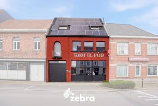 Altijd al gedroomd van een eigen zaak? Dit zeer ruime handelspand combineert een volledig ingerichte horecazaak met een ruime en zeer moderne privéwoning, ideaal om wonen en werken te combineren. De handelszaak is gelegen in het centrum van Pittem en dankzij verschillende invalswegen alsook veel doorgaand verkeer zal jouw handelszaak zeker goed gezien worden!<br />Dankzij genoeg parkeergelegenheid op wandelafstand kan je ook alle klanten het nodige comfort aanbieden.<br /><br />Het handelspand is momenteel ingericht als café met een aparte zaal, keuken, toiletten, een garage en terras.<br /><br />De woonst is volledig gerenoveerd, heeft een moderne inrichting en biedt veel ruimte met een grote open keuken, leefruimte, badkamer, twee slaapkamers en een polyvalente ruimte, momenteel ingericht als bureau. Er is ook een mezzanine in de leefruimte alsook een zolder met vaste trap op het tweede verdiep die nog volledig ingericht kan worden naar jouw eigen smaak.  Voorzieningen zoals een gaskachel, airco .. bieden nog extra comfort!<br /><br />Bestuursmaatregelen in het maatregelenregister: nee<br /><br /><strong>Ook wild geworden van deze thuis?<br />Twijfel niet langer en leg vandaag nog jouw bezoek vast!</strong>