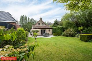 <strong>TE KOOP – Rustig gelegen woning met prachtig verzicht in Gavere – Semmerzake</strong><br /><br />In de landelijke Gavere deelgemeente Semmerzake bevindt zich deze zeer goed gelegen woning op een perceel van maar liefst 1.423 m².<br />De woning geniet van een mooie aangelegde tuin met een uniek uitzicht op agrarisch gebied en ligt tegelijk vlak bij winkels, openbaar vervoer en scholen.<br /><br /><strong>Belangrijkste troeven</strong><br />Bewoonbare oppervlakte: <strong>187 m²</strong><br />Perceeloppervlakte: <strong>1.423 m²</strong><br />Rustige ligging met open zicht<br />Nabij winkels, scholen en openbaar vervoer<br />Mogelijkheid tot 4 slaapkamers<br /><br /><strong>Indeling gelijkvloers</strong><br />Inkomhal<br />Apart toilet<br />Slaapkamer<br />Ruime leefruimte met aansluiting naar de keuken<br />Praktische berging<br />Garage geïntegreerd in de woning<br /><br /><strong>Verdieping</strong><br />2 volwaardige slaapkamers<br />Badkamer met dubbele lavabo, ligbad en toilet<br />Mogelijkheid tot het creëren van een 4de slaapkamer<br /><br /><strong>Tuin</strong><br />Geniet van een prachtig aangelegde tuin met open zicht op het omliggende groen en agrarische landschap — ideaal voor wie houdt van rust en ruimte.<br /><br /><strong>EPC</strong><br />EPC: 569 kWh/(m² jaar)<br />EPC-label: F<br /><br /><strong>Interesse?</strong><br /><br />Voor meer informatie of een bezoek:<br /><br />📞 0473/300 700 - Stefaan<br />📧 Stefaan@speybroeck.be<br />🌐 Speybroeck Vastgoed