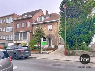 St-Agatha-Berchem : Gelegen in een MOOIE, RESIDENTIELE straat biedt IMMO STORE u deze PRACHTIGE KARAKTERVOLLE DRIEGEVEL aan met achteraan MOOIE GEZELLIG INGERICHTE TUIN op een perceel van 5a60. Ondanks dat de woning INSTAPKLAAR is, dringen een aantal RENOVATIEWERKEN zich op. Ze omvat op het gelijkvloers : de inkomhal, RUIME woonkamer met zithoek en INGERICHTE keuken. Beide geven uit op de veranda en hebben zicht op de TUIN. De verdieping telt 3 SLAAPKAMERS en een badkamer met DOUCHE. Een VASTE TRAP brengt ons naar de zolder waar een EXTRA SLAAPKAMER kan gecreëerd worden. Garage. +++ EPC 'G' of 651 +++ Interesse? Bel IMMO STORE voor een afspraak ter plaatse op 02 203 03 03.