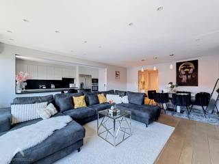 <p>Stijlvol gerenoveerd appartement gelegen nabij winkels, openbaar vervoer en alle dagelijkse voorzieningen en op wandelafstand van het strand, bestaande uit een ruime inkomhal met vestiaire, een apart toilet met ingebouwde kasten, een ruime en lichtrijke leefruimte met eet- en zithoek afgewerkt met massief parket, een moderne keuken met ontbijteiland, granieten werkblad en kwaliteitsvolle toestellen, een praktische berging/wasruimte, drie volwaardige slaapkamers en een mooi afgewerkte badkamer voorzien van een ruime inloopdouche, ligbad en dubbele lavabo. Over de volledige breedte van het appartement bevindt zich een aangenaam terras aan de rustige achterzijde.</p>
<p>Extra troeven:</p>
Gunstig EPC<br />Volledig vernieuwd in 2016<br />Hoogrendements beglazing in pvc schrijnwerk 2018<br />Conforme elektriciteit<br />Nieuwe verwarming elementen<br />Onderhouden residentie met voortdurende investeringen<br />Gemeenschappelijke fietsberging<br />Op wandelafstand van alle voorzieningen (supermarkt om de hoek<br />Gratis parkeren in de straat en omgeving<br />Mogelijkheid tot huren van garage (90 euro per maand)<br />
<p>Te koop zonder makelaar via het concept van Smart Houses. Wenst u meer informatie of een bezoek? Contacteer rechtstreeks de eigenaar <span>+32486400541</span></p>