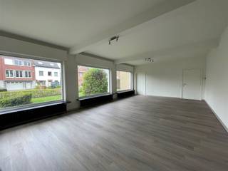 Mooi gelegen villa : grote inkomhal, ruime living, groot eetkeuken, toilet, veranda, garage, 4 slaapkamers, badkamer, zolder, kelder en tuin. Epc...