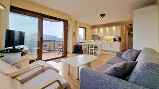 GEZELLIG &amp; LICHTRIJK HOEKAPPARTEMENT MET 2 SLAAPKAMERS + GROOT ZONNETERRAS + ZIJDELINGS ZEEZICHT GELEGEN VLAKBIJ HET STRAND EN DE LEOPOLD I ESPLANADE TE DE PANNE <br />Bestaande uit hall, living met groot zonneterras en zijdelings zeezicht, uitgeruste open keuken, 2 slaapkamers, badkamer met douche, lavabo en apart toilet. Vuilnislokaal en fietsenberging aanwezig. U vindt meer informatie op onze eigen website, www.immocattaert.be, onder de rubrieken "kenmerken en documenten". Bezichtigingen enkel op afspraak. TOPLIGGING!