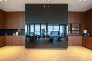 Eén van de iconische gebouwen die de skyline van Antwerpen vormen. <br /><br />Wonen in het centrum van de Stad, aan het vernieuwde operaplein, op de kroon van de Meir en luttele fietsminuten van het Zuid en het Eilandje.<br />Te midden van de Metropool Antwerpen: tussen mode en diamant, tussen "de Leien en de Kaaien", waar oud en nieuw samen komen, het hart van de stad is uw achtertuin. <br /><br />Duurzaamheid en kwaliteit vormen de bouwstenen van de Antwerp Tower. De gevel wordt gekenmerkt door middel van gepolijste betoncomponenten met witte marmergranulaten en lichtgouden raampartijen. Tijdloos elegent, stijlvol eigentijds. <br /><br />Een royale lobby leidt u naar de separate liften die toegang geven tot de bovenste penthouses. De Serenity appartementen zijn gelegen op de 22ste tot en met de 26ste verdieping. <span>Optimale luxueuze afwerking op maat, royale glaspartijen en een uitzonderlijk panoramisch zicht !<br /><br />Wonen in één van de meest iconische gebouwen van Antwerpen ! <br /><br /></span>