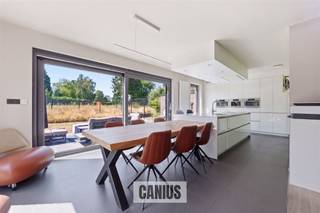 <p><span>MODERNE, INSTAPKLARE WONING MET 3 SLPK EN ZUIDGERICHTE TUIN</span></p><p><span>Op zoek naar een ruime, moderne en energiezuinige woning in Diepenbeek? Deze verzorgde halfopen bebouwing uit 2010 combineert een praktische indeling met aangename leefruimtes, drie ruime slaapkamers, een inpandige garage en een mooie zuidgerichte tuin. Dankzij de EPC-score A, zonnepanelen en laadpaal is deze woning bovendien bijzonder interessant voor wie comfortabel én energiezuinig wil wonen.</span></p><p><span>De woning is gelegen aan de Steenweg 7 in Diepenbeek, op wandelafstand van het commerciële centrum. Winkels, scholen, horeca en dagelijkse voorzieningen bevinden zich bijgevolg vlakbij. Bovendien geniet je van een uitstekende bereikbaarheid: Hasselt is op slechts 10 minuten rijden bereikbaar.</span></p><p><span>Bij het binnenkomen word je verwelkomd in een ruime inkomhal met ingebouwde vestiairekasten. Verder bevinden zich op het gelijkvloers een gastentoilet en extra bergruimte. De leefruimte vormt het hart van de woning en bestaat uit een gezellige woonkamer met gashaard, die naadloos aansluit op de open keuken en eetkamer. Dankzij de grote raampartijen geniet deze ruimte van een aangename lichtinval en een mooi zicht op de tuin. De volledig uitgeruste keuken beschikt over alle hedendaagse comfort en is voorzien van een koelkast, inductiekookplaat, dampkap, dubbele spoelbak, ingebouwde koffiemachine, combi-oven, microgolfoven en wijnkoeler.</span></p><p><span>Verder beschikt het gelijkvloers over een aparte wasruimte en een ruime inpandige garage.</span></p><p><span>Op de eerste verdieping kom je via de lichtrijke nachthal bij drie ruime slaapkamers. De badkamer is uitgerust met een dubbele lavabo, ligbad en inloopdouche. Een apart toilet zorgt voor extra comfort.</span></p><p><span>Een absolute troef van deze woning is de zuidgerichte, volledig omheinde tuin. Het gezellige terras vormt de ideale plek om te genieten van zonnige dagen, terwijl het groene uitzicht zorgt voor een aangename en rustige sfeer.</span></p><p><span>Ook op vlak van parkeergelegenheid scoort deze woning uitstekend. Naast de inpandige garage is er op de oprit en de voorziene parkeerplaatsen ruimte voor twee à drie bijkomende wagens.</span></p><p><span>De woning beschikt over een EPC-label A en is uitgerust met zonnepanelen, wat zorgt voor een bijzonder energiezuinig karakter. Daarnaast is er reeds een laadpaal voor een elektrische wagen aanwezig.</span></p><h3><span>Troeven op een rij</span></h3><ul><li><span>Ruime halfopen woning met 3 slaapkamers.</span></li><li><span>EPC-label A met zonnepanelen en laadpaal.</span></li><li><span>Zuidgerichte, volledig omheinde tuin.</span></li><li><span>Inpandige garage en ruime parkeergelegenheid.</span></li><li><span>Op wandelafstand van het centrum en 10 minuten van Hasselt.</span></li></ul><p><span> </span></p><p><span>Een ruime, instapklare en energiezuinige gezinswoning met een uitstekende ligging in Diepenbeek. Ideaal voor wie op zoek is naar comfortabel wonen met voldoende ruimte, parkeergelegenheid en een aangename tuin, vlak bij het centrum én op korte afstand van Hasselt. </span></p><p><span>Nieuwsgierig geworden naar deze prachtige woning? Contacteer ons voor meer informatie 011 36 24 24 of <span>info@canius.be</span></span></p><p><span>*Deze gegevens zijn louter ter informatieve titel. De vermelde oppervlaktes zijn slechts indicatie. Canius Real Estate kan niet verantwoordelijk gesteld worden voor de juistheid van de aan haar verstrekte gegevens.</span></p>