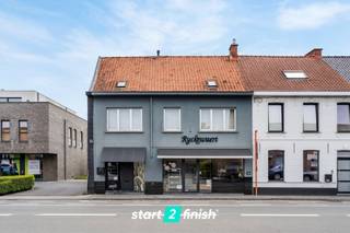 Ontdek deze uitzonderlijke eigendom in Roeselare, staat gekend als Bakkerij Ryckewaert.<br />Met een bruikbare vloeroppervlakte van maar liefst 480 m² biedt dit pand eindeloze mogelijkheden: handelsruimte, kantoor, atelier of combinatie met privéwoning, kangoeroewoonst.<br /><br />Troeven:<br />- Ruim werkatelier met grote berging – ideaal voor ambacht, productie of opslag<br />- Zonnepanelen voor een energiezuinige werking<br />- Asbestveilige eigendom – geen renovatieverplichting<br />- Elektriciteit conform gekeurd<br />- Overname van het handelsfonds bespreekbaar<br /><br />Indeling:<br />Gelijkvloers: commerciële ruimte, zeer groot atelier, berging, keuken, leef-en eetruimte en toegang tot tuin en oprit<br />Verdieping: 4 verzorgde slaapkamers, badkamer met dubbele wastafel, bad en toilet<br />Buiten: garagebox, ruime oprit met meerdere staanplaatsen, tuinberging achteraan, toegang via achterzijde<br /><br />Deze eigendom is keurig onderhouden en combineert een strategische ligging met een zee aan ruimte. Perfect voor wie werken en wonen wil combineren, of zoekt naar een veelzijdig pand met commerciële mogelijkheden.<br /><br />📍 Ligging: Gelegen in Roeselare, vlot bereikbaar en met parkeergelegenheid op eigen terrein.<br /><br />💰 Interesse? Plan vandaag nog uw bezoek en ontdek het potentieel van deze unieke eigendom!<br /><br />Watergevoelig openruimtegebied (Worg): NVT<br /><br />Dit pand wordt verkocht onder het systeem van START 2 FINISH.<br />Elk prijsvoorstel gelijk of hoger dan deze startprijs wordt voorgelegd aan de verkoper(s) die dit al dan niet kan aanvaarden.<br />Startprijs: 425.000 EUR