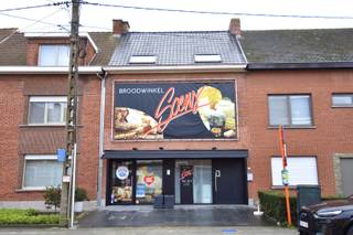 In het hart van Heule bevindt zich deze uitstekend uitgeruste en hoogkwalitatieve bakkerij, die maar liefst 2x werd uitgeroepen tot Beste Bakker...