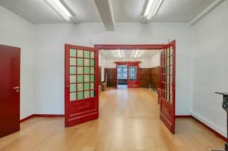 Karaktervolle stadsparel met authentieke elementen en verrassend veel ruimte. Achter de charmante gevel schuilt een bijzonder pand met royale leefruimtes, prachtige glas-in-loodramen, houten lambriseringen, sierlijke schouwen en zichtbare balken die het geheel een uniek karakter geven. De verschillende kamers en polyvalente ruimtes bieden volop mogelijkheden voor een stijlvolle stadswoning, woon-werkcombinatie of creatieve invulling.<br /><br />Een absolute troef is de rustige stadstuin, een zeldzame buitenruimte midden in de Brugse binnenstad. Een pand met ziel, ruimte en architecturale charme, op een prachtige historische locatie in de Boeveriestraat.<br /><br />Indeling (383m²):<br /><br />Kelder<br /><br />Gelijkvloers<br />- Inkomhal<br />- Bureauruimte<br />- Woonkamer<br />- Toilet<br />- Nachthal<br />- Tuin (100m²)<br /><br />1e verdieping:<br />- Nachthal<br />- Keuken<br />- Technische ruimte<br />- Badkamer<br />- Eetkamer<br />- Drie slaapkamers<br /><br />2e verdieping:<br />- Nachthal<br />- Twee badkamers<br />- Drie slaapkamers<br /><br />Bijgebouw:<br />- Daarnaast beschikt het eigendom over een afzonderlijk bijgebouw, voorzien van een kelder, toilet en zolderruimte.<br /><br />Interesse in deze unieke stadsparel? Aarzel dan zeker niet om contact met ons op te nemen voor meer informatie of een bezichtiging. We laten u dit bijzondere pand graag persoonlijk ontdekken.<br /><br />De eigendom wordt aangeboden via de Power-sale formule. Van 29/09/2026 om 12:00 tot 20/10/2026 om 18:00 kan u het huis op afspraak komen bezichtigen en een bod uitbrengen. De vermelde prijs is een instelprijs. Voor meer info, gelieve contact op te nemen met de dossierverantwoordelijke.<br /><br />Bestuursmaatregelen in het maatregelenregister: nee