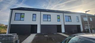 <strong>Nieuwbouw BEN-woningen met oplevering in december 2025 / januari 2026 – energiezuinig en comfortabel wonen in Schoten</strong><br />(deze woningen staan klaar om af te werken binnenin)<br /><br />In deze rustige woonwijk te Schoten bieden wij u deze prachtige nieuwbouw BEN-woningen aan. Nog 2 van de 3 woningen te koop. De bouwwerken zijn inmiddels ver gevorderd en de oplevering is voorzien voor december 2025 / januari 2026. Dat betekent dat u op korte termijn kan intrekken in een volledig afgewerkte woning, zonder jarenlange wachttijden of zorgen over de opvolging van de bouw.<br /><br />De woning verwelkomt u met een doordachte, moderne indeling waarin licht, ruimte en comfort centraal staan. De open leefruimte vloeit naadloos over in de eetruimte en keuken, waar u als koper volledige inspraak heeft in de afwerking. Grote raampartijen zorgen voor een aangename lichtinval en geven uit op het aangelegde terras en de opgeleverde tuin.<br /><br />Op de eerste verdieping bevinden zich drie volwaardige slaapkamers en een badkamer die eveneens naar eigen smaak kan worden ingericht.<br />De zolderverdieping biedt bijkomende mogelijkheden en kan optioneel worden afgewerkt als extra slaapkamer en badkamer, afhankelijk van uw noden.<br /><br />Ook buiten is alles tot in de puntjes verzorgd: van een aangelegde voortuin tot een terras en een afgesloten tuin, klaar voor gebruik vanaf dag één.<br />Deze woningen zijn ideaal gelegen voor gezinnen die op zoek zijn naar rust én nabijheid. Scholen, winkels, openbaar vervoer en belangrijke invalswegen bevinden zich op korte afstand.<br /><br />Voor meer informatie over deze woning, zoals lastenboek en plannen, kan u ons steeds bereiken op het nummer: 03 645 20 02 of info@verlat.be<br /><br /><strong>Bijzonderheden:</strong><br /><span>+ Bijna-EnergieNeutrale woningen (E-peil 30)</span><br /><span>+ Voorzien van warmtepomp, vloerverwarming en ventilatiesysteem D</span><br /><span>+ Drie slaapkamers + uitbreidbare zolderverdieping (optioneel)</span><br /><span>+ Volledige inspraak in afwerking: keuken, badkamer en vloerbekleding</span><br /><span>+ Volledig afgewerkt: tuin, terras, omheining en voortuin inbegrepen<br />+ Inclusief 4 zonnepanelen</span><br /><span>+ Centrale, maar rustige ligging in een kindvriendelijke buurt</span><br />Prijs is exclusief BTW en Registratierechten <br />De bewoonbaar oppervlakte betreft de bruto-oppervlakte