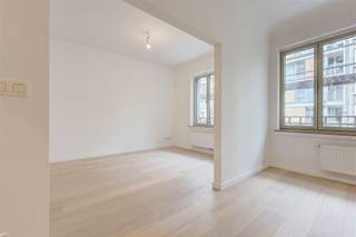 Vlakbij de Markgravewijk vinden we in de Lange Lozanastraat te Antwerpen dit nieuwbouw dakappartement te koop. Naar bereikbaarheid kan je...