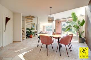 <p><span>Volledig gerenoveerde gezinswoning met 4 ruime slaapkamers, 2 badkamers, garage, oprit en prachtige tuin met ideale West-oriëntatie!</span></p><p><span>De woning is voorzien van 16 zonnepanelen met thuisbatterij, elektrische keuring conform AREI, zeer goede EPC score (label A), asbestveilig, verwarming op warmtepomp en gas, airconditioning aanwezig, zonnewering en verduistering op alle ramen, op maat gemaakte inbouwkasten, enz...! </span></p><p><span> </span></p><p><span>De woning is gelegen in een straat met uitsluitend plaatselijk verkeer, ze beschikt over een oprit die uitgeeft op de garage.<br />De garage is voorzien van een vernieuwde elektrische sectionaalpoort.</span></p><p><span>De inkomhal is voorzien van een gastentoilet met handenwasser en is ruim genoeg voor het plaatsen van een vestiairekast.</span></p><p><span>De leefkamer geniet via de talrijke kamerhoge ramen van een prachtig zicht op de tuin en kan makkelijk worden ingedeeld met eetkamer en salon.</span></p><p><span>De tuin geniet van een West oriëntatie met bijgevolg heel de dag zon.</span></p><p><span>De keuken is voorzien van alle comfort zoals vaatwasser, inductie kookplaat, oven, etc.</span></p><p><span>Naast de keuken treffen we de wasplaats met aansluitingen wasmachine/ droogkast, gevolgd door een handige bergkelder.</span></p><p><span>Op de eerste verdieping treffen we de eerste 2 ruime slaapkamers en de eerste badkamer.</span></p><p><span>De eerste badkamer beschikt over een dubbele spoelbak, instapdouche, in de hal treffen we het tweede toilet.</span></p><p><span>Op de tweede verdieping treffen we opnieuw 2 ruime slaapkamers en de tweede badkamer met douche, lavabo en WC.</span></p><p><span>Verder beschikt de woning nog over een handige bergzolder.</span></p><p><span> </span></p><p><span>Contacteer ons voor een bezoek ter plaatse!</span></p><p><span> </span></p><p><span> </span></p>