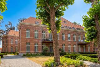 <p><span>Midden in het prachtige Groot Park, omgeven door eeuwenoude bomen en groen, waar rust en stilte de toon zetten, en op slechts een boogscheut van Leuven, zijn wij verheugd dit energiezuinig appartement te koop aan te bieden. </span></p><p><span> </span></p><p><span>Deze herontwikkelde historische site werd door de gerenommeerde projectontwikkelaar Virix omgevormd tot een exclusief woonpark met een sterke focus op erfgoed, groen en woonkwaliteit. </span></p><p><span> </span></p><p><span>Dit luxueuze appartement met een bewoonbare oppervlakte van 96 m², is gelegen op de tweede verdieping van het karaktervolle paviljoen, dragende de naam Sint Vincentius, dat in 2025 opgeleverd werd. Het appartement beschikt over een inkomhal met vestiaire en gastentoilet, een lichtrijke living met open, volledig ingerichte keuken, een praktische berging, een open bureauruimte en een slaapkamer met en suite badkamer. </span></p><p><span> </span></p><p><span>Een niet te missen pluspunt is het aangenaam oost georiënteerde terras van 8 m², dat uitkijkt op het prachtige park en waar u dagelijks geniet van een oase van rust.</span></p><p><span> </span></p><p><span>Verder geniet u bovendien van een uitzonderlijk aanbod aan gemeenschappelijke faciliteiten waaronder het wellnesscentrum met een 16 meter lang verwarmd zwembad, een sauna en een volledig uitgeruste fitnessruimte, die uitsluitend toegankelijk zijn voor bewoners. Daarnaast is ook de fietsenstalling inbegrepen in de prijs en bestaat de mogelijkheid om een autostaanplaats en/of een kelder bij aan te kopen.</span></p><p><span> </span></p><p><span>Kortom, dit appartement biedt een zeldzame combinatie van hedendaags wooncomfort in een historische setting. Een unieke kans voor wie op zoek is naar luxueus wonen, energiezuinigheid, hoogwaardige architectuur en rust, zonder in te boeten aan bereikbaarheid en nabijheid van Leuven.</span></p><p><span> </span></p><p><span>Dit appartement wordt afgewerkt aangeboden inclusief vloerbekleding en schilderwerken. Verkoop onder het registratierechten. </span></p><p><span> </span></p>