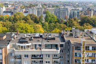 Unieke penthouse op een toplocatie aan het Gentse Zuid, met adembenemende uitzichten, een overvloed aan licht en twee grote terrassen. Bovendien zéér energiezuinig met EPC-label A. Eenvoudige mogelijkheid tot maken van 2de slaapkamer.<br /><br />Deze prachtige penthouse van 124 m² bevindt zich op een absolute toplocatie aan de Franklin Rooseveltlaan, op wandelafstand van het historische centrum van Gent. Dankzij de ligging aan het Zuid geniet u bovendien van een uitstekende bereikbaarheid van en naar Gent, zowel met de wagen als met het openbaar vervoer.<br /><br />BEZOEKDAG DINSDAG 27 OKTOBER (op afspraak)<br />Deze eigendom wordt u exclusief aangeboden door Access Estate.<br />Contacteer ons via +32 470 06 80 15 of nathan@accessestate.be voor meer informatie of een bezoek.<br /><br />Wat deze eigendom bijzonder maakt, zijn de unieke vergezichten over de Gentse skyline, waaronder een prachtig zicht op de O.-L.-Vrouw Sint-Pieterskerk. Als penthouse geniet u bovendien van volledige rust zonder bovenburen en van een uitzonderlijke lichtinval doorheen het appartement.<br /><br />Een bijkomende troef zijn de twee terrassen. Dankzij hun verschillende oriëntatie is er op verschillende momenten van de dag mogelijkheid om buiten te genieten en de zon op te zoeken.<br /><br />Het appartement werd ca. 6 jaar geleden grondig gerenoveerd, waarbij bewust gekozen werd voor hoogwaardige en duurzame materialen. Ook technisch werd sterk ingezet op comfort. Zo werd de volledige centrale verwarmingsinstallatie vernieuwd, inclusief ketel en convectoren, en werd een Daikin-warmtepomp/airconditioning geïnstalleerd. Ook het sanitair werd volledig vernieuwd. Initieel waren er 2 slaapkamers, maar tijdens de renovatie werd het appartement ingericht in loft-stijl met 1 slaapkamer, dit kan terug gewijzigd worden volgens persoonlijke wensen.<br /><br />De volledig uitgeruste keuken beschikt over een stijlvol gepolijst granieten werkblad en is voorzien van een vaatwasser, kookplaat met geïntegreerde afzuiging, wasmachine, combi-oven en koelkast.<br /><br />Verder is er de mogelijkheid om de ondergrondse autostaanplaats bij aan te kopen ter waarde van €40.000. Deze is te bereiken via de rustige achterliggende Hofstraat.<br /><br />EPC: 90 kWh/m² - label A => geen renovatieverplichting en zeer energiezuinig<br /><br />Een unieke penthouse voor wie centraal wil wonen zonder in te leveren op rust, comfort, buitenruimte en een uitzonderlijk uitzicht.