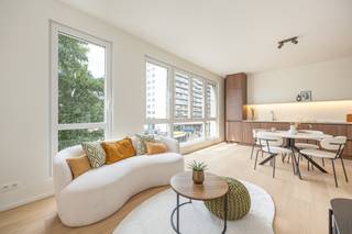 Dit prachtig appartement met topligging op Antwerpen Zuid vlakbij de Singel is totaal gerenoveerd met aangename look &amp; feel en veel natuurlijk lichtinval. Het situeert zich op de 2de verdieping in een kleinschalig gebouw met open zicht en een zeer goede mobiscore vlakbij het centrum, openbaar vervoer en invalswegen.<br /><br />INDELING: Inkomhal op parket met berguimte - zeer lichtrijke leefruimte voorzien van een open keuken hyper uitgerust - Toegang tot slaapkamer/bureau met terrasje - 2de ruime slaapkamer achteraan en badkamer met inloopdouche, lavabomeubel en toilet.<br />Er hoort een kelderberging bij het appartement. Mogelijkheid tot aankoop van een autostaanplaats aan 30.000€.<br /><br />BIJZONDERHEDEN: Appartement op zeer gegeerde locatie - Elektriciteit conform - Asbestveilig - EPC: 154 UC 3539770 - P&amp;G score: C - Beschikbaar bij akte- Lage maandelijkse kosten<br />Appartement kopen of verkopen in Antwerpen? Bel 03 361 51 51 of via info@yvesvanpelt.be