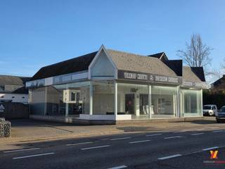 Bent u op zoek naar een ruim handelspand met maximale zichtbaarheid op een topligging? Dan is dit veelzijdige commerciële pand aan de <strong>Luikersteenweg 84 in Tongeren</strong> precies wat u zoekt.<br />Dit voormalige garagepand beschikt over een totale oppervlakte van maar liefst <strong>700 m²</strong>, inclusief ruime opslag- en werkplaats. Dankzij de brede gevel en de prominente ligging langs een drukke invalsweg geniet het pand van <strong>uitstekende zichtbaarheid</strong> en <strong>veel buitenruimte voor display of etalage</strong>, ideaal voor commerciële doeleinden.<br /><strong>Troeven van het pand:</strong>
<ul>
	<li><span>Totale oppervlakte van 700 m²</span></li>
	<li><span>Voormalige garage – geschikt voor diverse commerciële activiteiten</span></li>
	<li><span>Ruime werkplaats/opslagruimte</span></li>
	<li><span>Grote buitenruimte met tal van displaymogelijkheden</span></li>
	<li><span>Strategische ligging langs een drukke verbindingsweg</span></li>
	<li><span>Goede bereikbaarheid en vlotte verbinding naar centrum en invalswegen</span></li>
</ul>
Dit pand biedt tal van mogelijkheden: showroom, handelszaak, magazijn, atelier, groothandel, automotive, of een combinatie van opslag en verkoopruimte. Dankzij de flexibele indeling kan het eenvoudig aangepast worden aan uw specifieke noden.<br />Bent u ondernemer of investeerder en op zoek naar een pand met commerciële uitstraling en groeipotentieel? Dan is dit een unieke opportuniteit in Tongeren.<br />Contacteer de eigenaar vandaag nog voor meer informatie of een bezichtiging. Eddy staat u graag te woord op 0495 51 46 09<br /> 