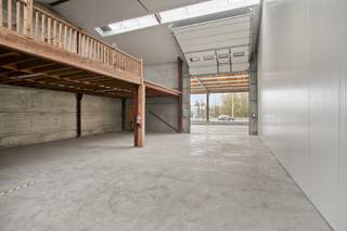 This 240 m² SME unit, located along the Brugsesteenweg in Kuurne, offers an excellent opportunity for companies looking for high-quality and...