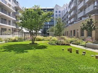 <p>Un appartement élégant et économe en énergie (env. 112 m²) doté d'une grande terrasse offrant une vue magnifique sur le port de plaisance. Ce projet unique a été réalisé en 2018 et se distingue par son architecture moderne.</p>
<p>Le hall d'entrée est équipé d'un vestiaire et de toilettes séparées pour les invités. Le salon spacieux et lumineux (env. 34 m²), revêtu de parquet, bénéficie d'une vue exceptionnelle sur le port de plaisance. Il est prolongé par une cuisine ouverte entièrement équipée avec un plan de travail en pierre.</p>
<p>La terrasse s'intègre parfaitement à l'espace de vie et constitue l'endroit idéal pour se détendre et profiter de la belle vue sur le Kempisch Dok.</p>
<p>Le couloir de nuit donne accès à deux chambres à coucher à part entière (environ 16 m² et 12 m²) et à une troisième pièce actuellement aménagée en bureau. La chambre principale, dotée de parquet (environ 16 m²), dispose d'une salle de bains attenante équipée d'un meuble de salle de bains, d'un jacuzzi et de toilettes. Il y a également une salle de douche séparée avec douche à l'italienne et lavabo. Les chambres sont situées à l'arrière et offrent une vue sur le joli jardin intérieur.</p>
<p>Il y a également un débarras pratique avec un raccordement pour une machine à laver.</p>
<p>L'appartement dispose de panneaux solaires, de stores automatiques et d'un débarras privatif en sous-sol. Une place de parking souterraine est disponible au prix de 45 000 €.</p>
