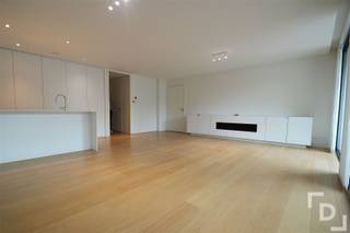 Dit luxe-appartement ligt op de Grote Markt van Poperinge. Vlakbij vind je alles op wandelafstand, zoals horeca-aangelegenheden, kleinhandel,...